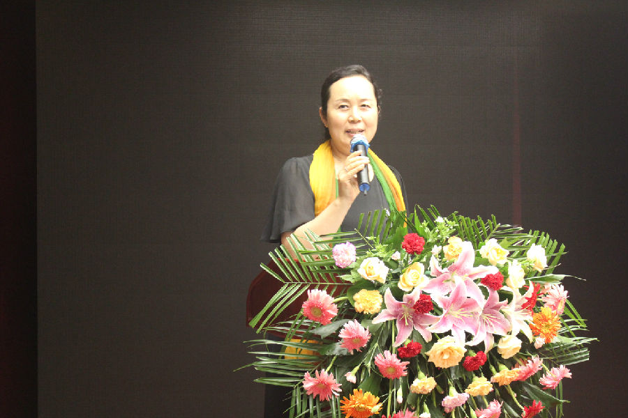 河大郑州校友会秘书长李传荣女士致辞.JPG